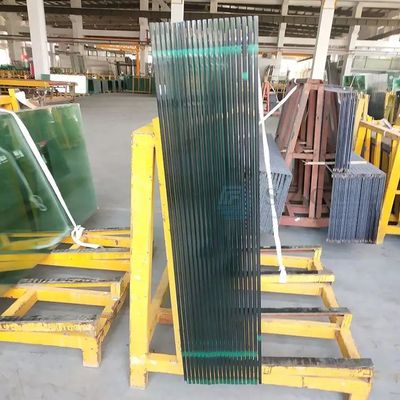 Tepi Halus Dipoles Potongan Kustom Kaca Pengaman Tempered Bening Rendah Besi Untuk Bangunan
