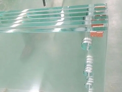 Lubang bor pada panel kaca