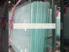 Kaca Es Tempered Dengan Baluster Dan Aksesori Pegangan Tangan Stainless Steel 304 316 Digunakan Untuk Balkon